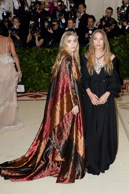 Mary-Kate et Ashley Olsen en tunique et robe Paco Rabanne