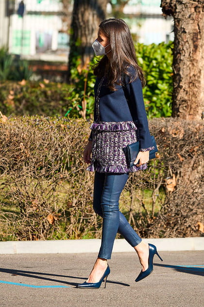 Letizia d'Espagne en pantalon enduit et veste de tweed