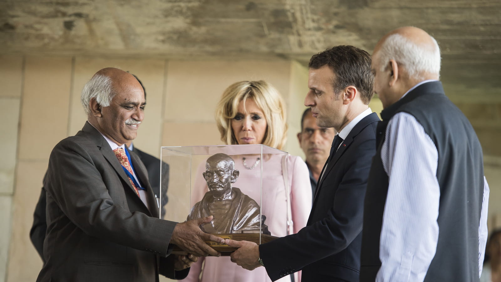 Emmanuel et Brigitte Macron au mémorial du Mahatma Gandhi 
