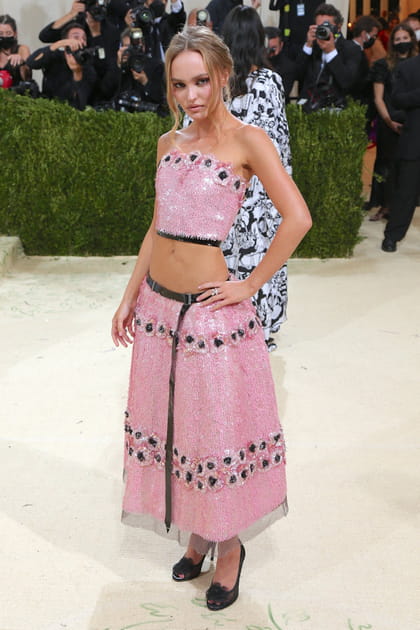 Lily-Rose Depp en ensemble &agrave; sequins