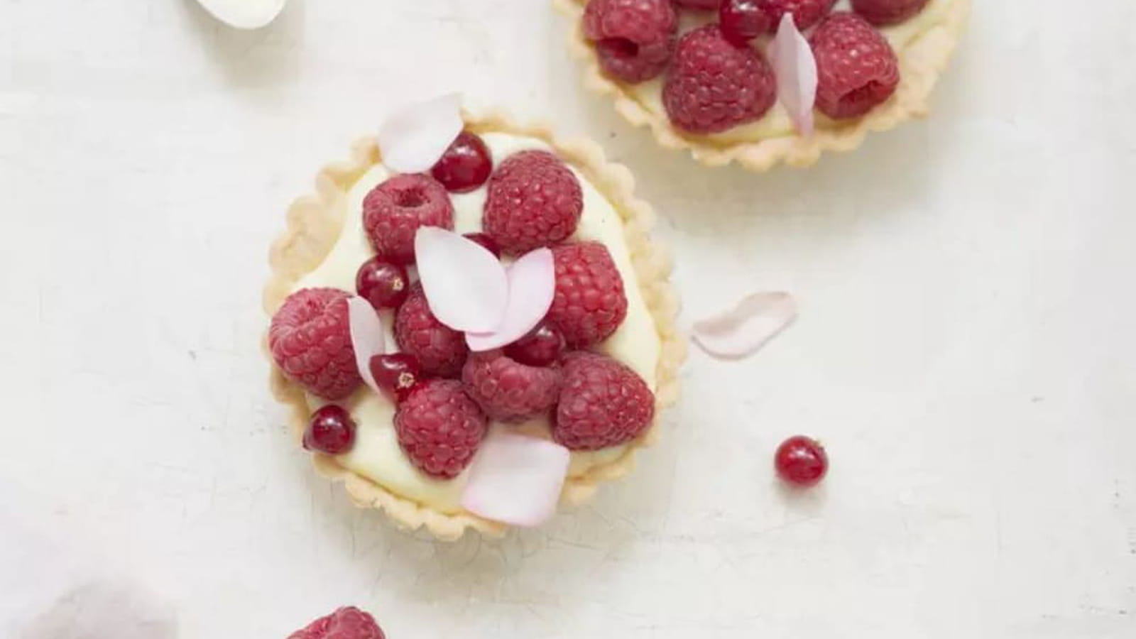 Tartelettes aux framboises et groseilles et sa crème pâtissière à la rose