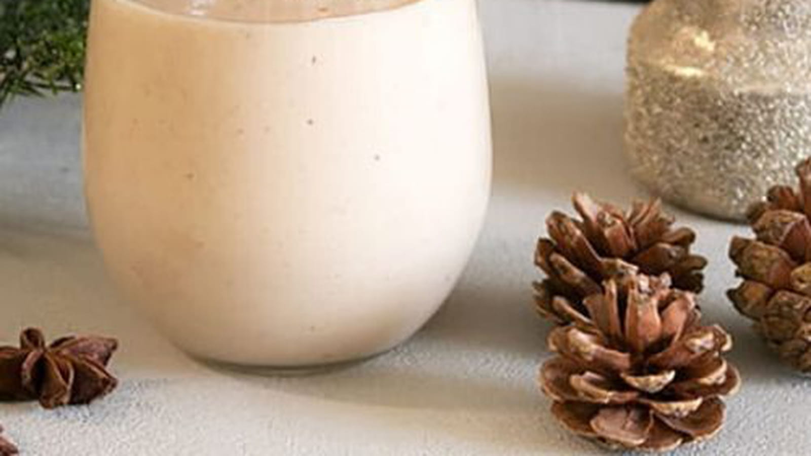 Cocktail de Noël à base de dattes, de lait d'amande et de Bourbon