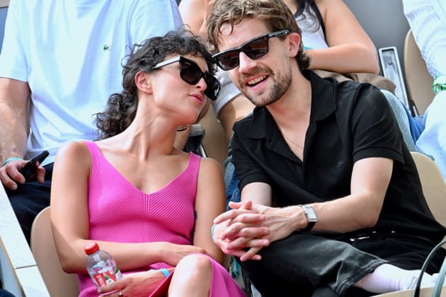 Barbara Pravi en tenue estivale dans les gradins de Roland-Garros