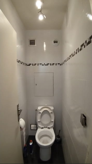 Avant&nbsp;:  un cabinet de toilettes banal