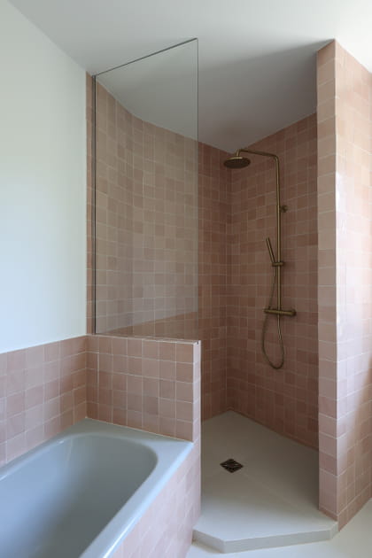 Apr&egrave;s&nbsp;: une salle de bains avec douche et baignoire