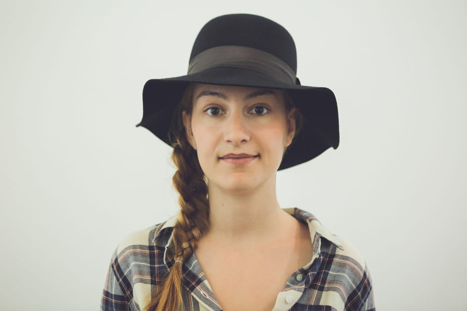 Tresse sous un chapeau