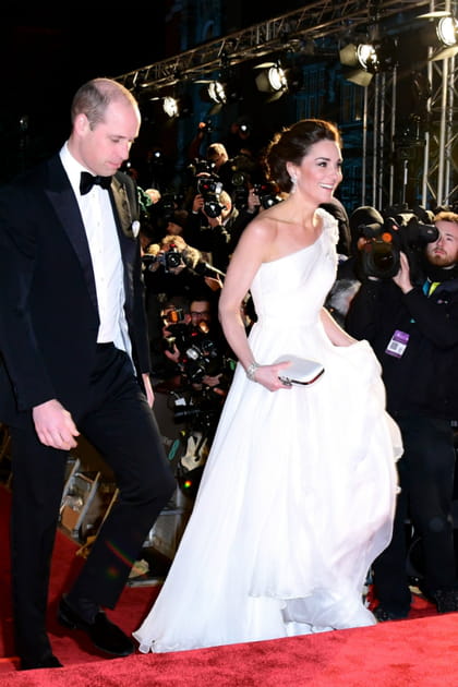 Kate Middleton en robe blanche asym&eacute;trique drap&eacute;e Alexander McQueen