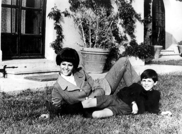 Allongée dans l'herbe avec son fils Patrick en 1967