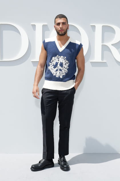 Younes Bendjima en pull sans manches et pantalon noir