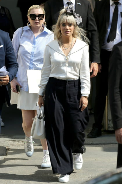 Lily Allen en ensemble noir et blanc