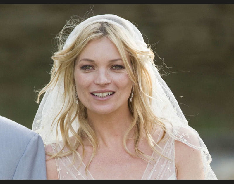 La coiffure de mari&eacute;e boh&egrave;me chic de Kate Moss