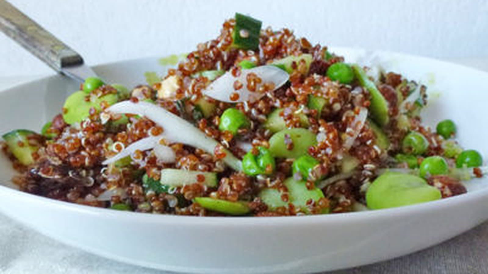 Salade de quinoa rouge aux fèves et petits pois frais vegan, sans gluten