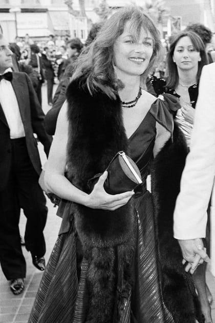 Avant&nbsp;: Charlotte Rampling &agrave; 37&nbsp;ans en robe longue et boa de fourrure