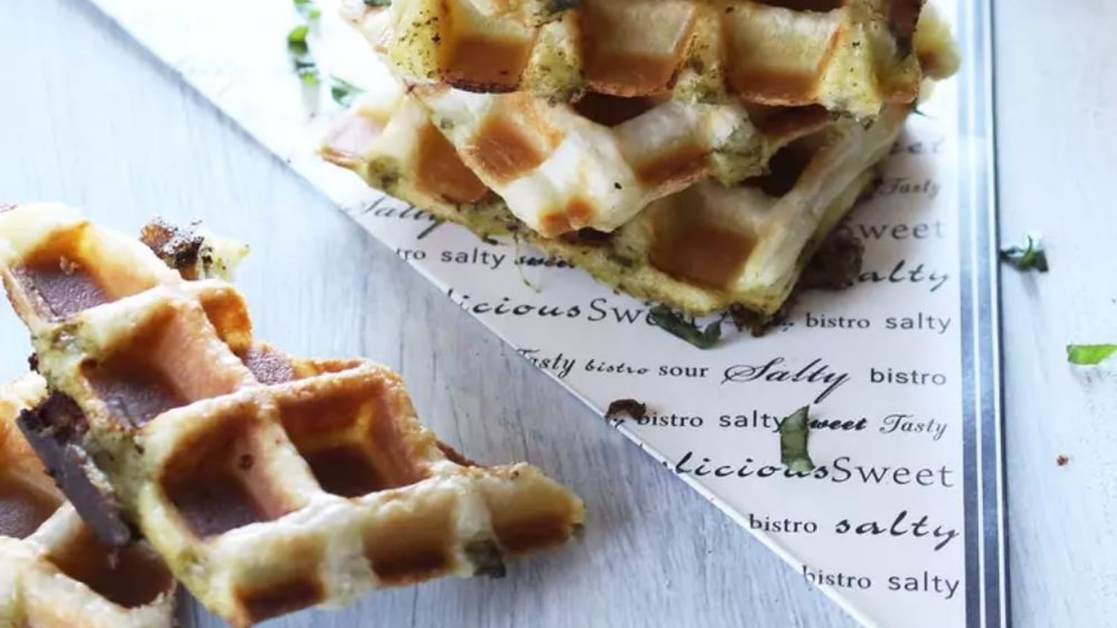 Gaufres express de pâte feuilletée au pesto et mozzarella