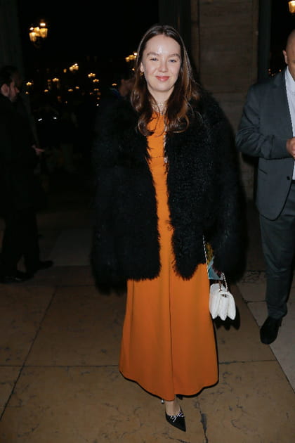 Alexandra de Hanovre en robe orange et manteau en fourrure au d&eacute;fil&eacute; Giambattista Valli haute couture printemps-&eacute;t&eacute; 2024