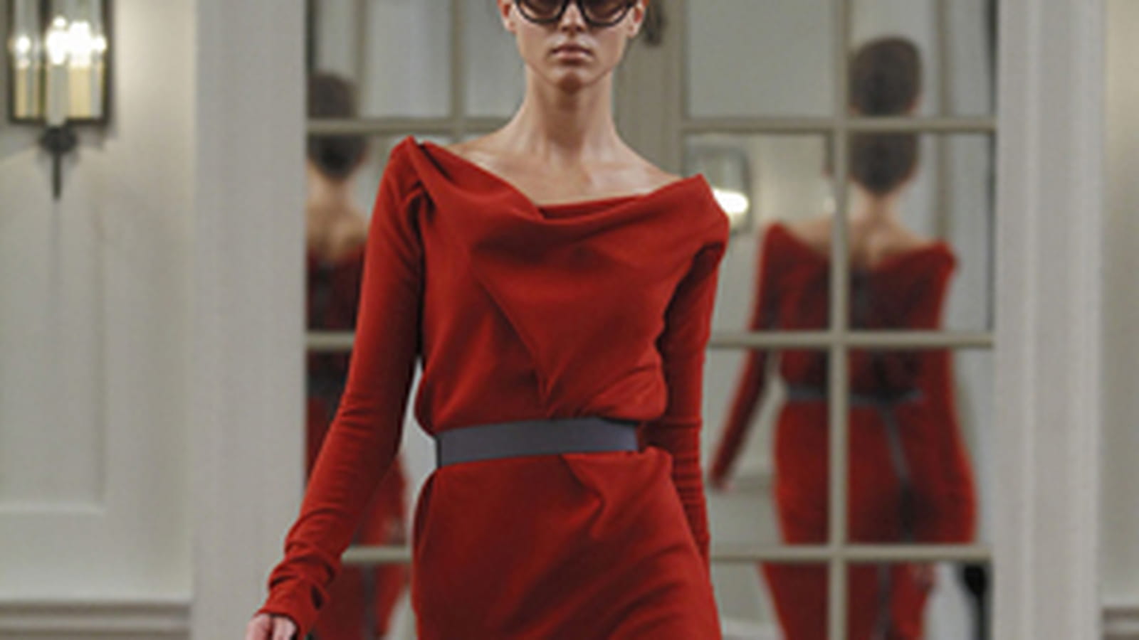 Robe rouge ceinturée