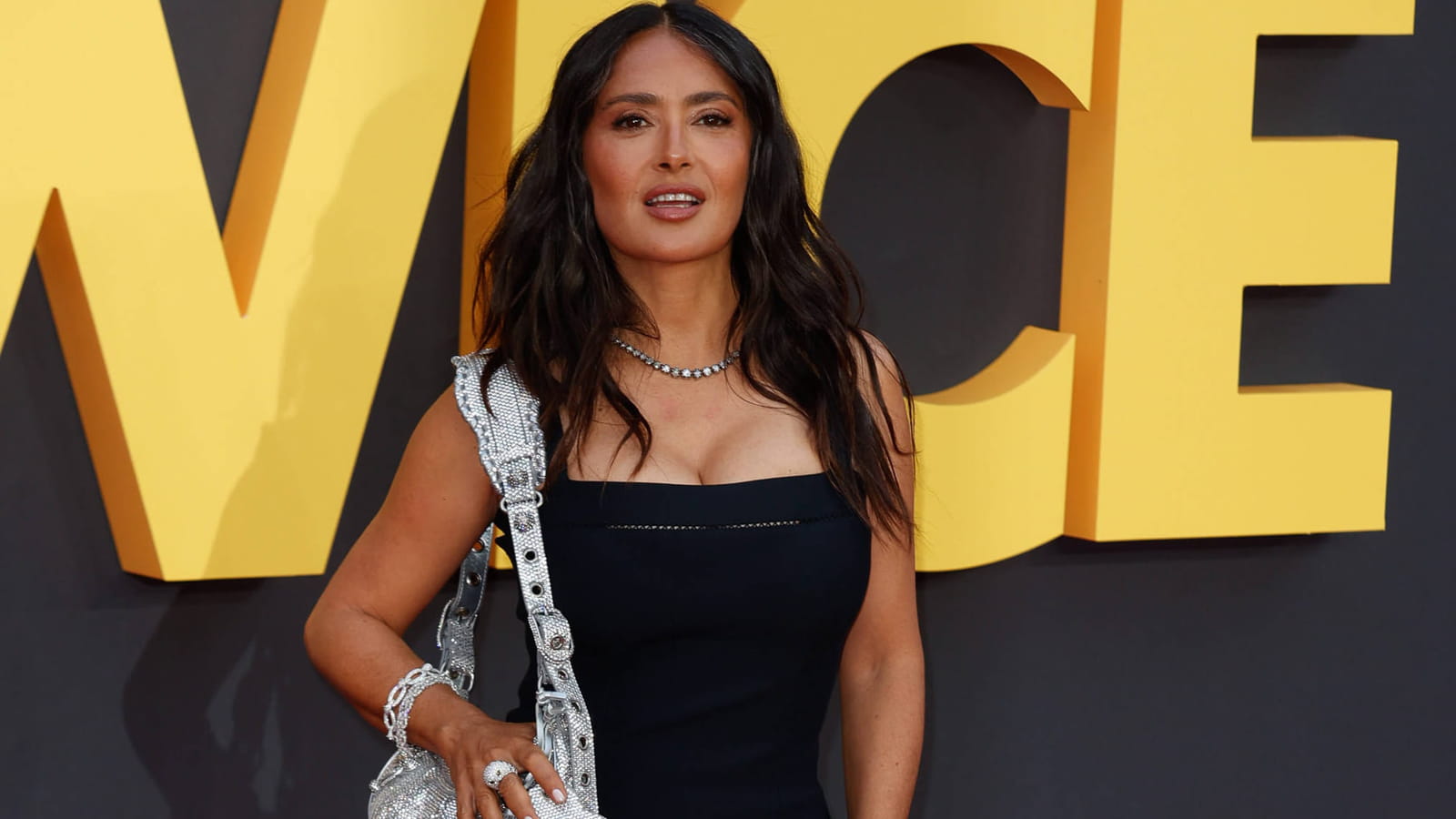 Salma Hayek, icône pulpeuse et glamour en 52 looks iconiques