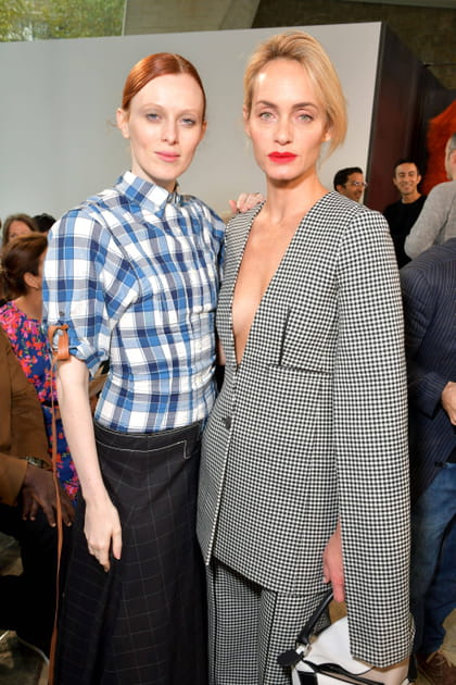 Karen Elson et Amber Valetta au d&eacute;fil&eacute; Loewe