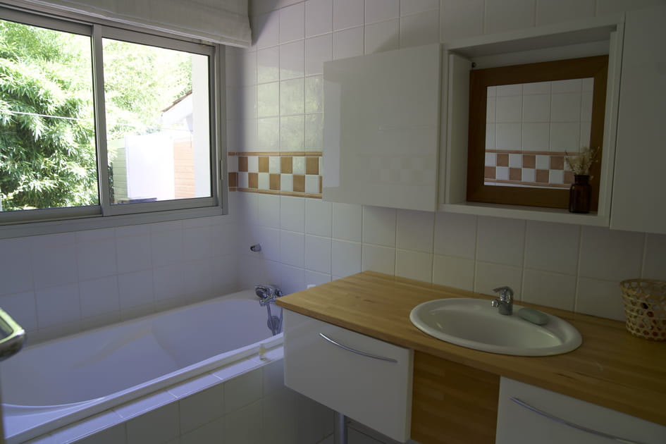 Avant&nbsp;: une salle de bains d&eacute;su&egrave;te et charg&eacute;e