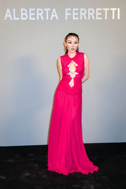 Jessica Wang en robe longue rose drap&eacute;e cut out au d&eacute;fil&eacute; Alberta Ferretti