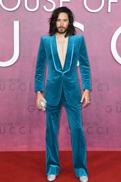 Jared Leto en costume de velours bleu