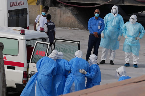 Des secouristes en tenue de protection évacuent des patients du navire de croisière MV Hondius vers une ambulance dans le port de Praia, au Cap-Vert, le mercredi 6 mai 2026.