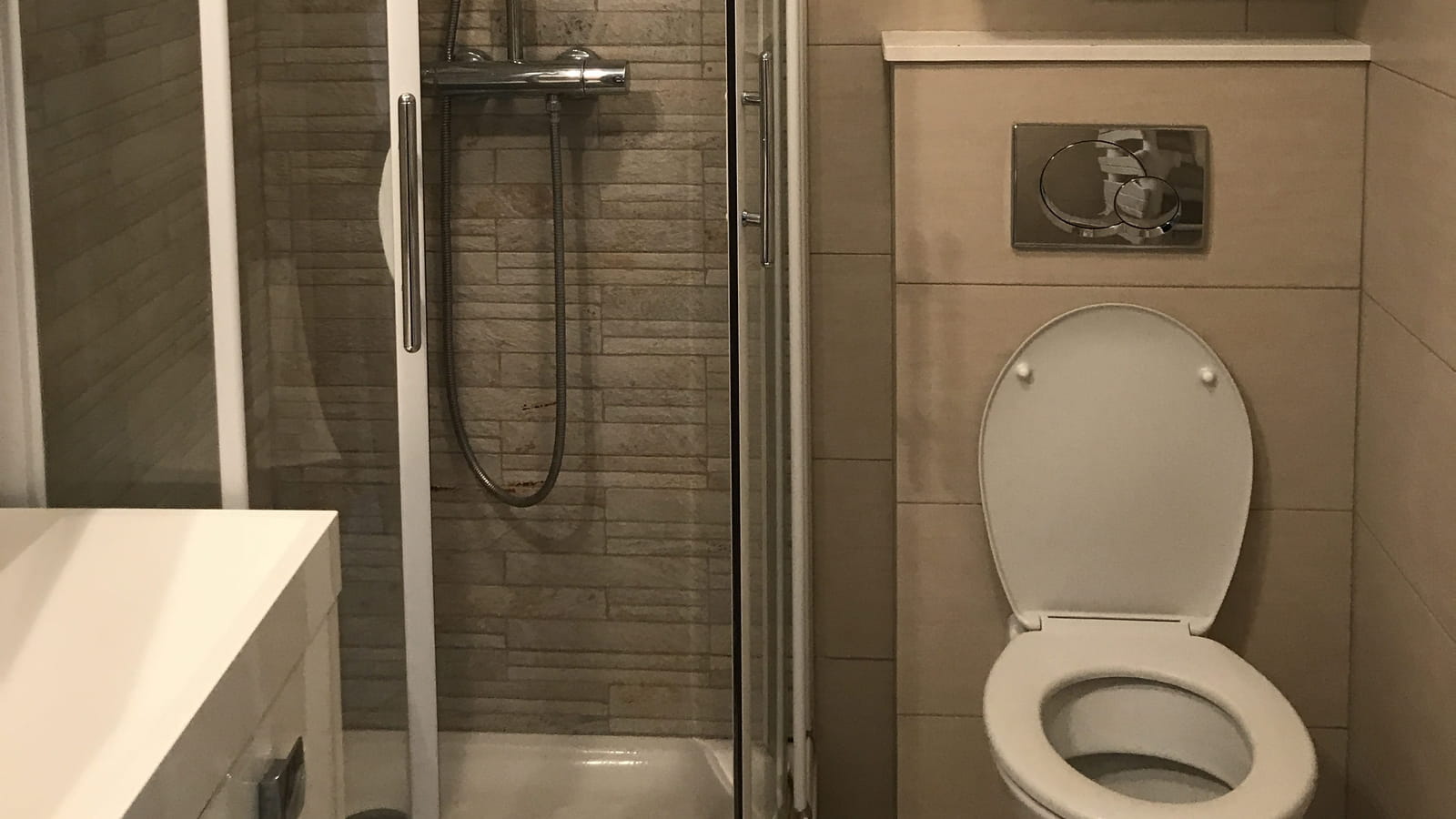 Salle d'eau avant 