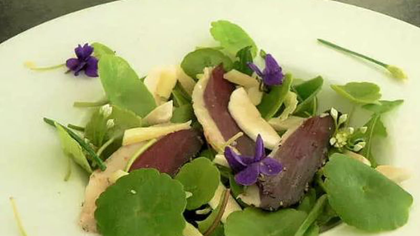 Salade d'herbes sauvages, magret fumé et champignons