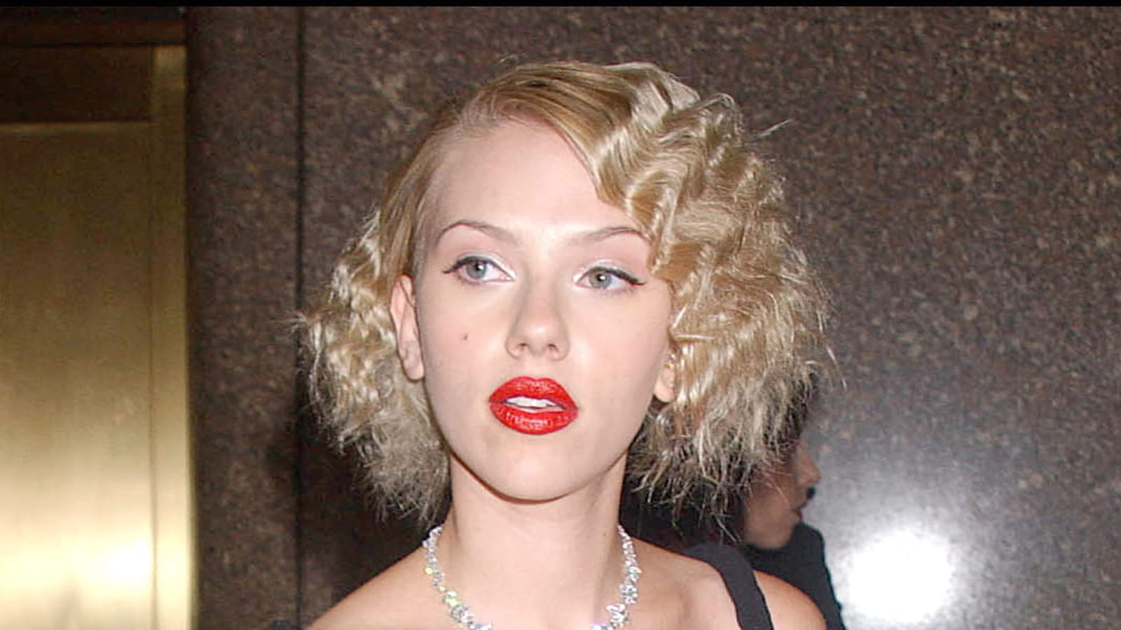 Les cheveux frisés de Scarlett Johansson