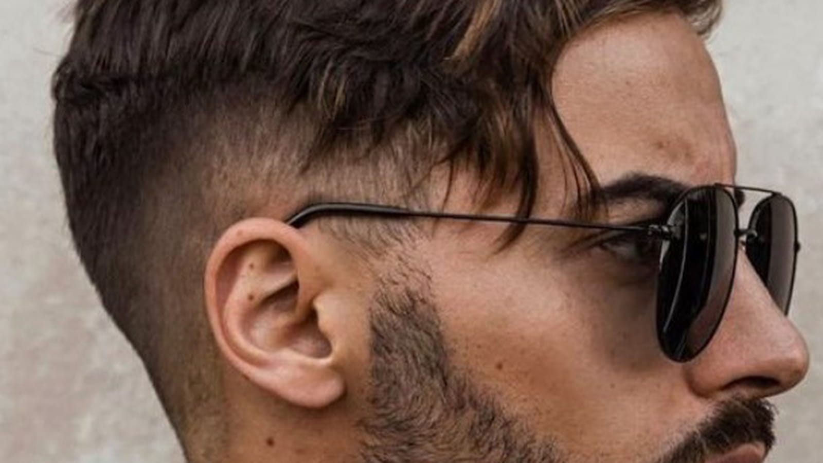 Coupe taper avec mèches miel pour homme