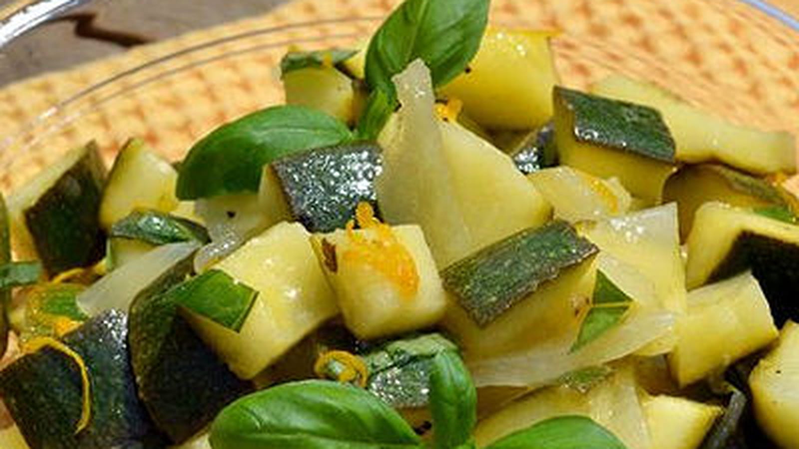 Salade de courgettes au basilic sauce au citron et a l orange