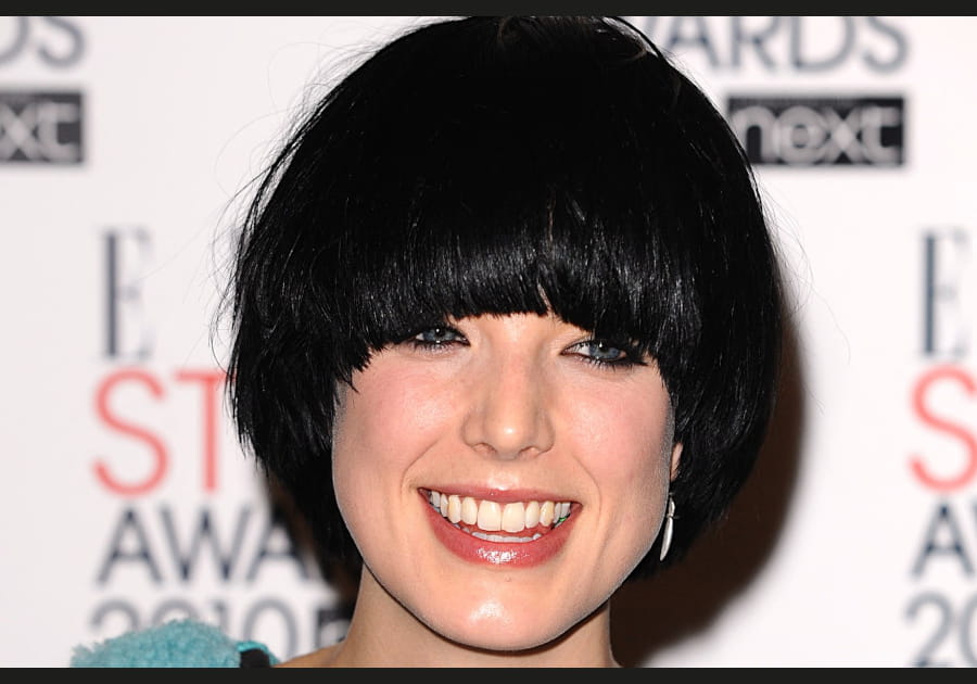 La coupe boule &agrave; frange opaque d'Agyness Deyn