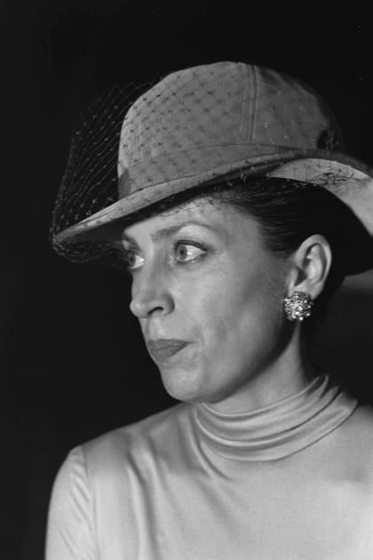 Geneviève de Fontenay en chapeau à voilette et blouse satinée