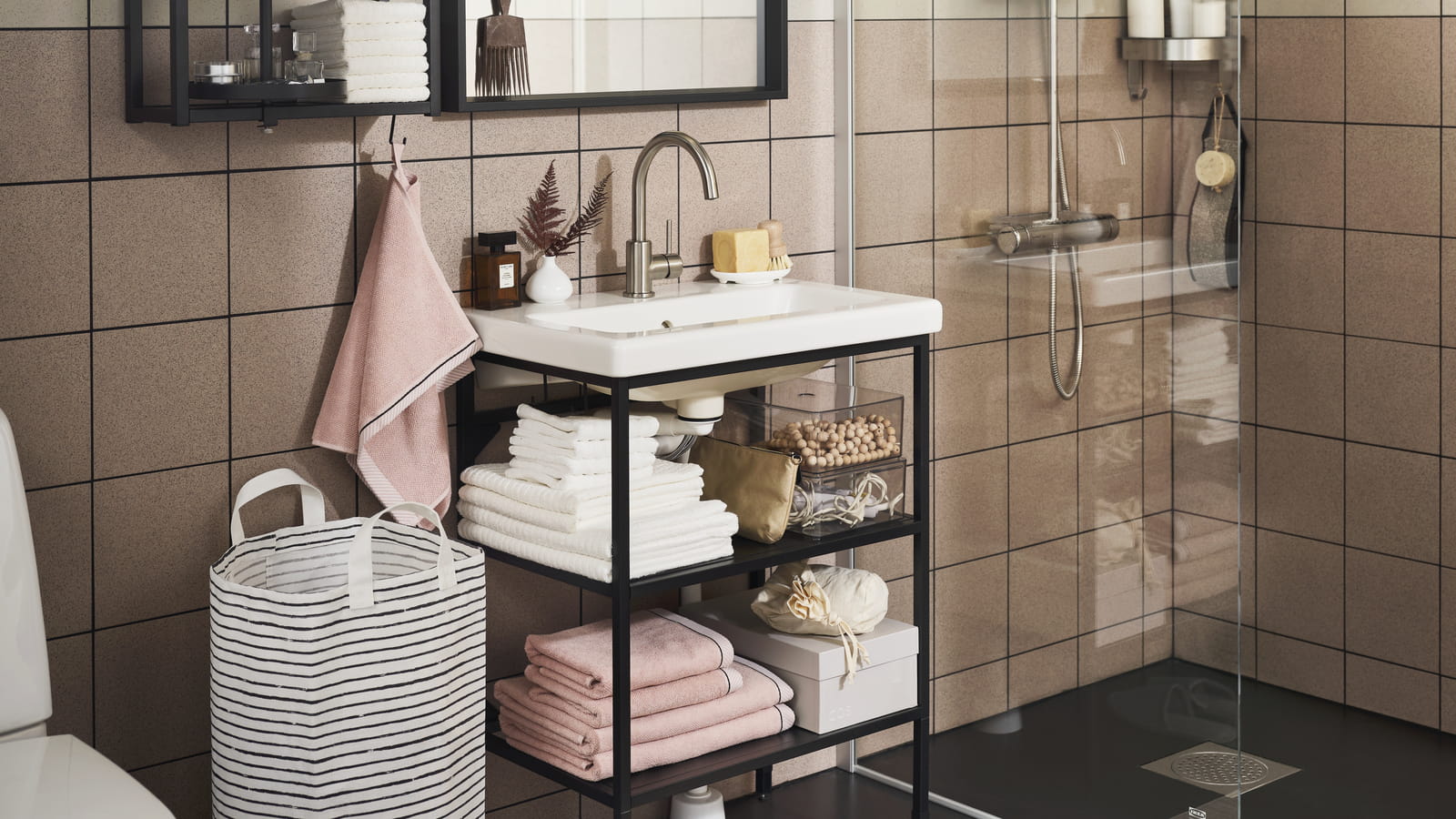 Salle de bains IKEA , petite mais chic