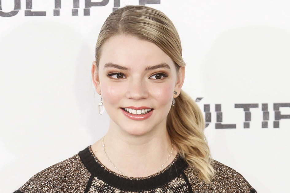 La queue de cheval basse sur le c&ocirc;t&eacute; d'Anya Taylor-Joy