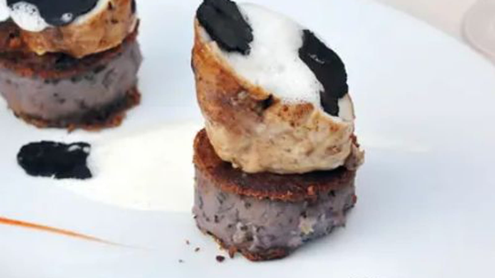 Ris de veau rôti en crépinette, croustillante de vitelotte et lamelles fraiches de truffe noire