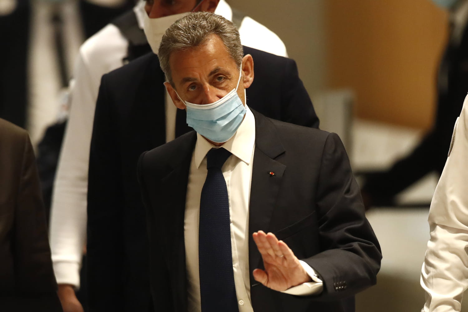 Sarkozy Porte T Il Son Bracelet électronique Sarkozy condamné à de la prison ferme, Carla Bruni réagit