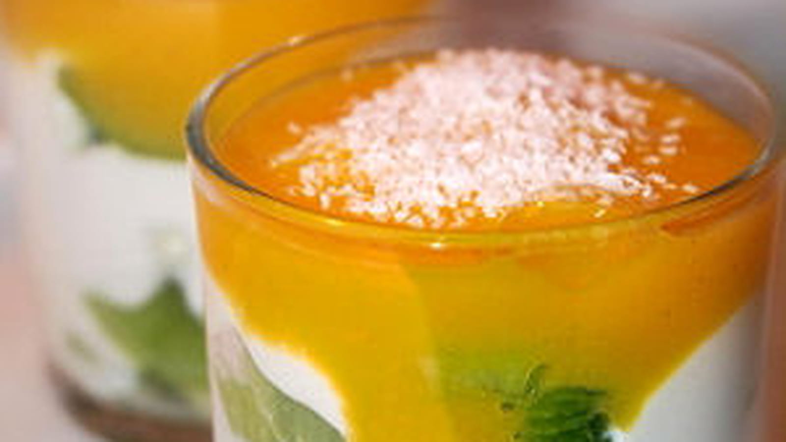 Verrines kiwis-mascarpone et coulis de mangue
