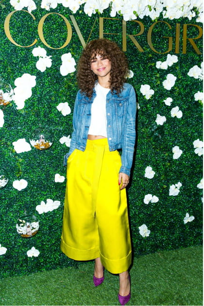 Zendaya en pantalon large jaune &eacute;lectrique