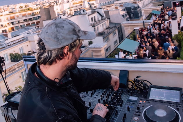 Le DJ Fakear &agrave; la Summer Party du Peninsula Paris