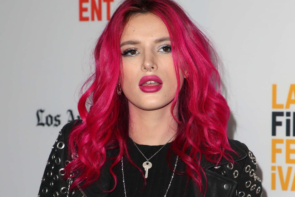 La coloration rose flashy de Bella Thorne