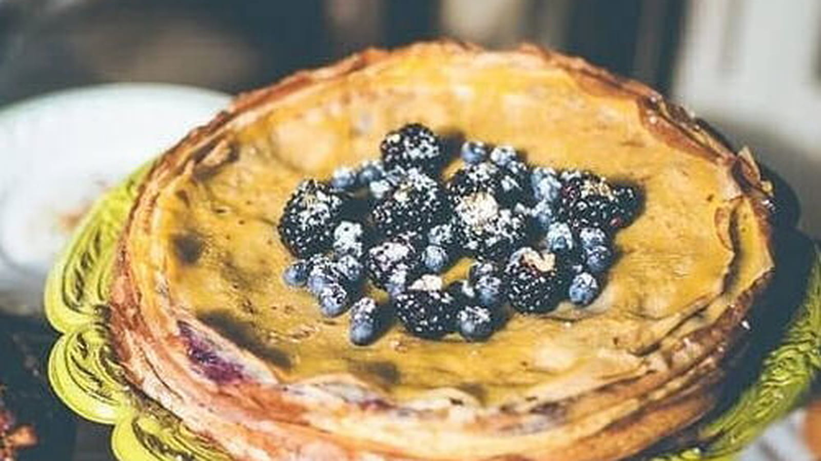 Gâteau de crêpes à la crème d'orange et à la confiture de myrtilles
