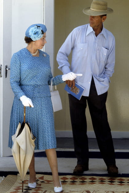 La reine Elizabeth II en robe bleue brodée