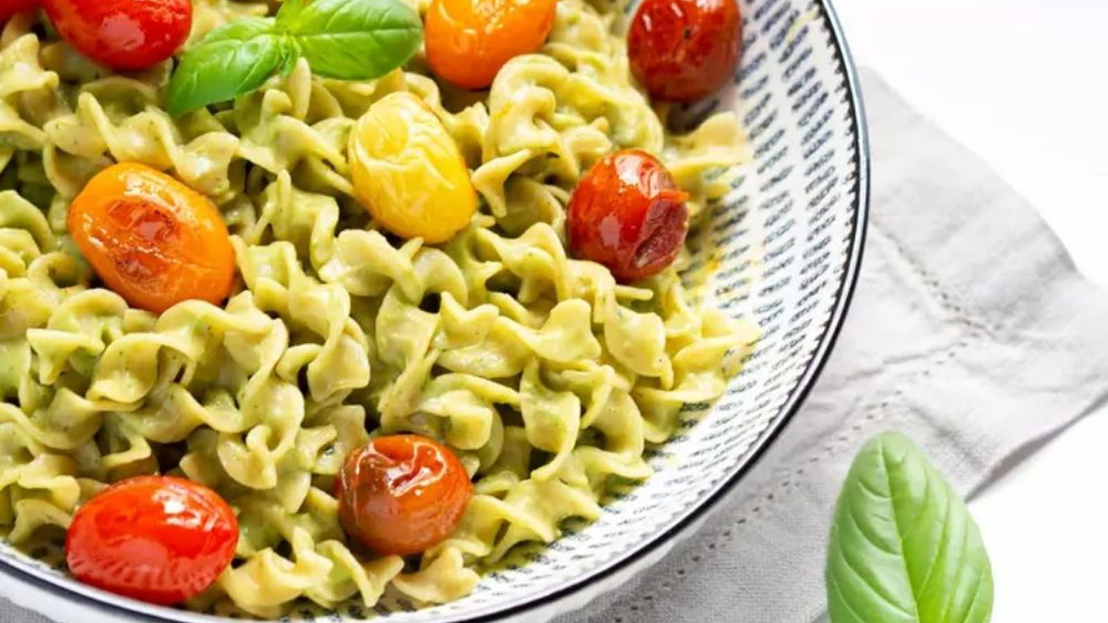 Nouilles de Savoie au pesto d’avocat & trio de tomates cerises