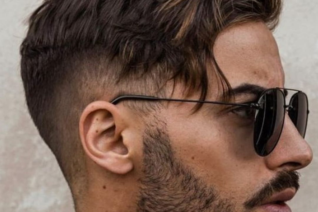 La coupe taper avec mèches miel pour homme