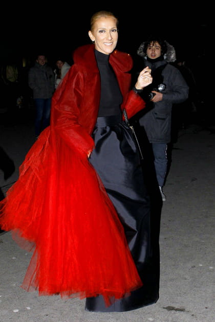 Céline Dion en manteau rouge en tulle et ensemble noir bouffant