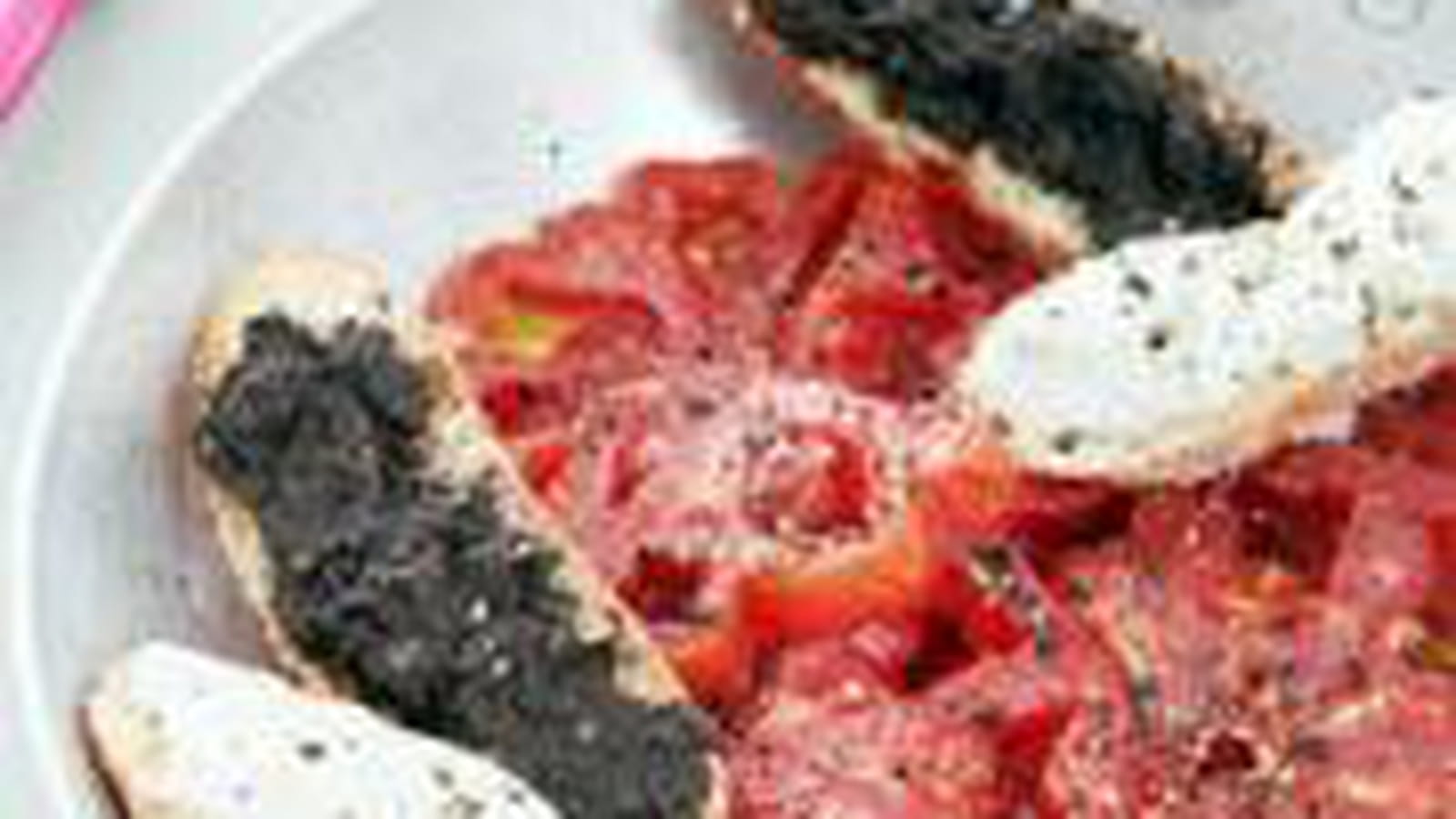 Tomates coeur de boeuf, tapenade et crème de roquefort