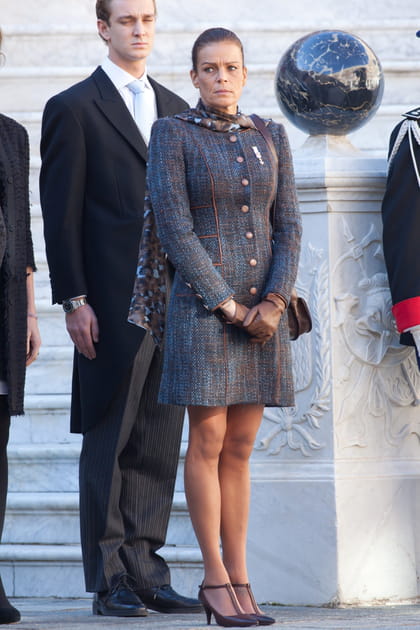 St&eacute;phanie de Monaco en manteau en tweed gris et &eacute;charpe imprim&eacute;e