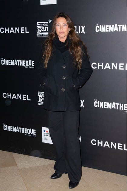 Laura Smet en manteau à boutonnage croisé