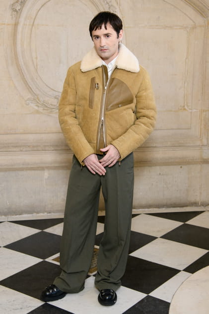 Nicolas Maury en pantalon kaki et veste aviateur beige